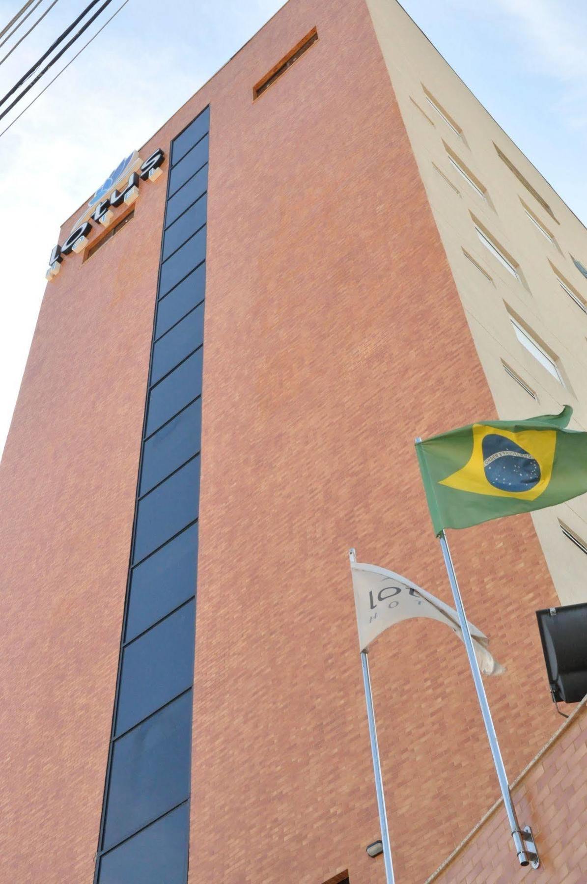Lotus Hotel - A 6 Km Do Santuario De Aparecida-Sp Guaratingueta Ngoại thất bức ảnh