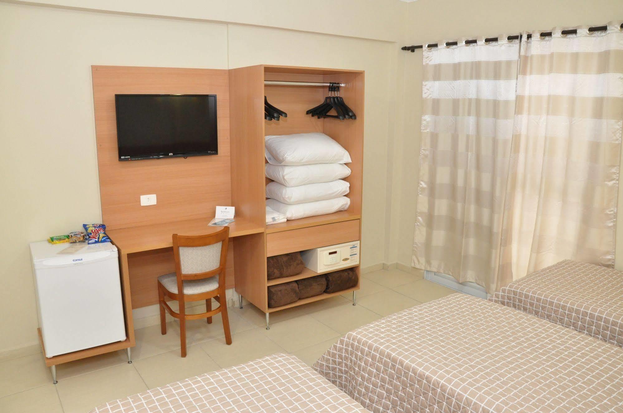 Lotus Hotel - A 6 Km Do Santuario De Aparecida-Sp Guaratingueta Ngoại thất bức ảnh