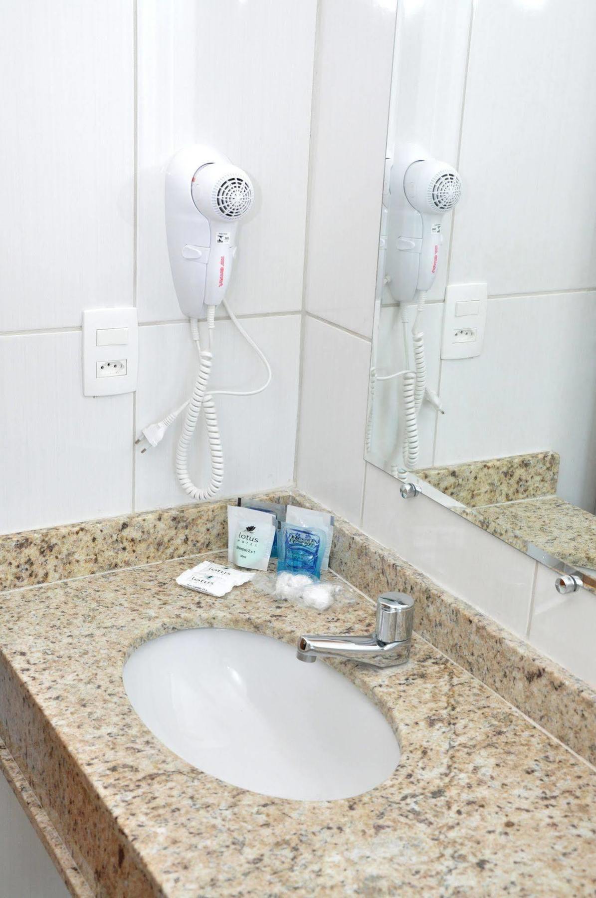 Lotus Hotel - A 6 Km Do Santuario De Aparecida-Sp Guaratingueta Ngoại thất bức ảnh